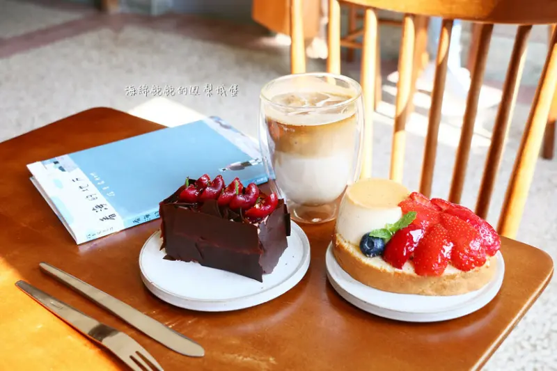 閑閑siansian｜基隆正濱漁港老宅咖啡廳，IG熱門打卡，草莓布丁蛋糕、菜單價位
