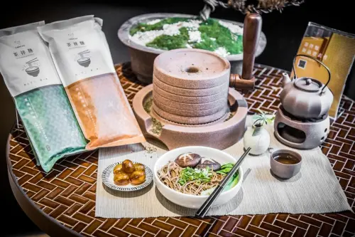 不二堂&Walkerland茶拌麵/真香！櫥櫃裡一定要擺一包的極品乾拌麵！ - 大手牽小手。玩樂趣