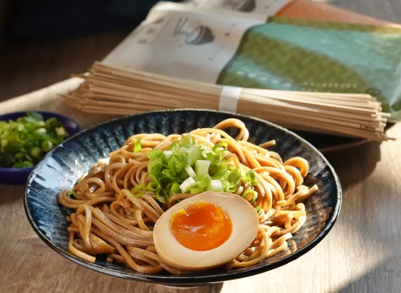 茶拌麵新上市！不二堂xWalkerland聯名拌麵，以茶入麵低熱量，宵夜好朋友 - 金大佛的奪門而出家網誌