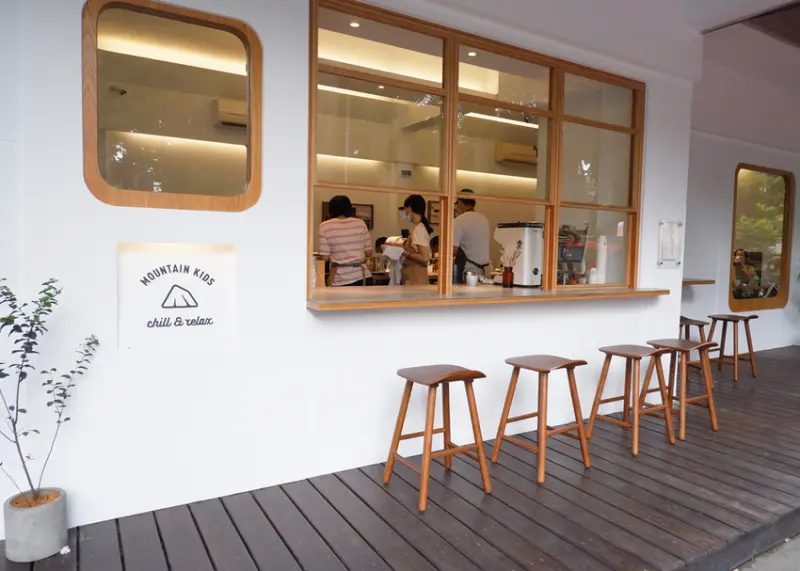 Mountain Kids Chill & Relax -六張犁嘉興公園旁，明亮戶外座位區的山小孩咖啡店