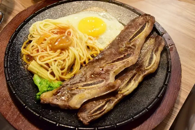 桃園美食》人从众厚切牛排（桃園旗艦店）。帶骨牛小排鮮嫩美味，自助式沙拉吧隨你吃到飽　