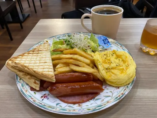 【新北新莊-柴飽早午餐】寵物友善餐廳。全天候營業。萌萌店狗-黑柴陪著你