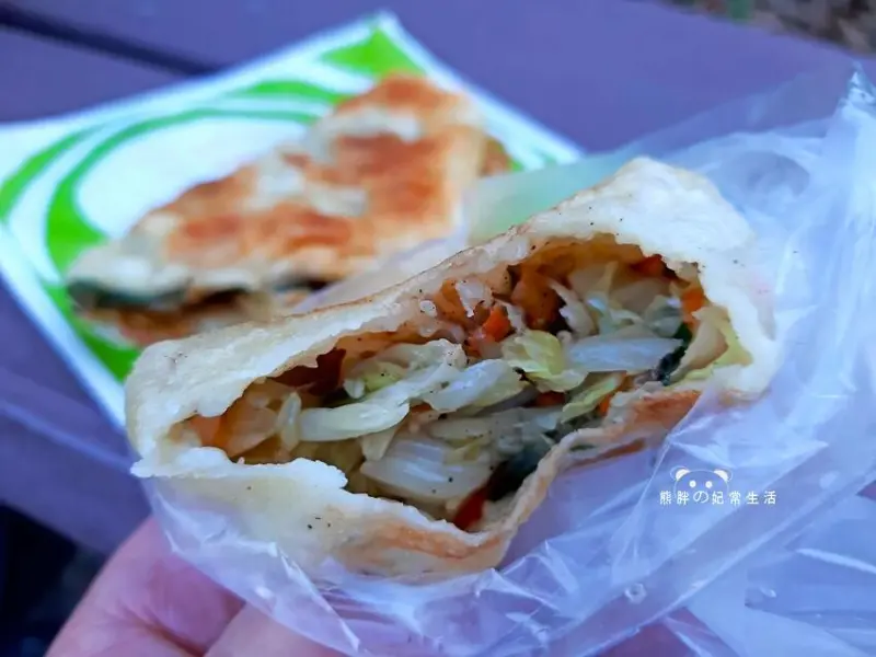 【台中豐原】三鼎手工水煎包，從餐車到店面，在地經營30年以上的銅板美食，皮薄餡多，味道很夠，蛋餅系列也是熱銷商品，台中美推薦