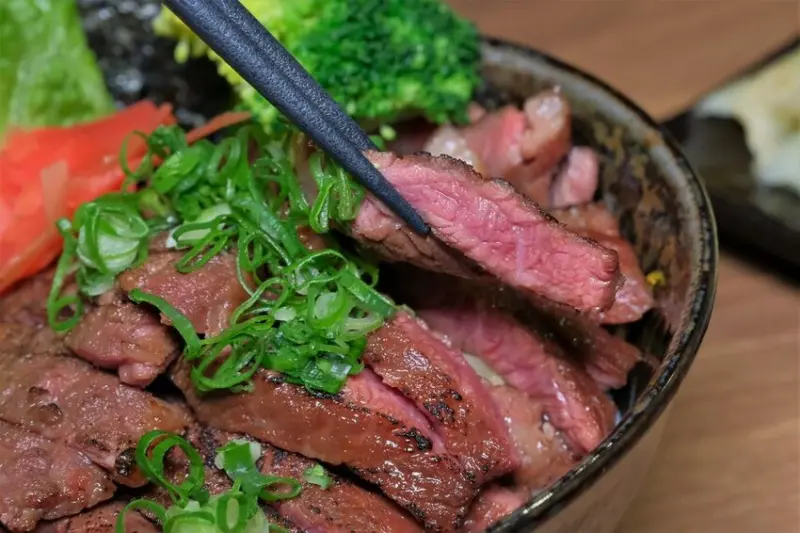 牛丁次郎坊 大里東榮支店｜炎神炙烤霜降牛排丼飯超滿足！極盛版牛後腹肉片森林！台中丼飯推薦、大里美食推薦、台中燒肉推薦、台中日式推薦、大里日式推薦、中興美食推薦