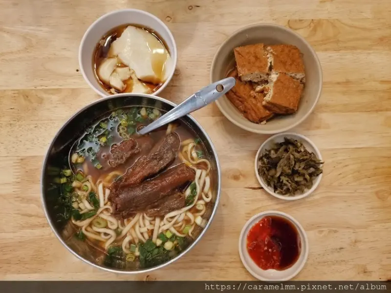 【苗栗頭份】老皮牛肉麵 被牛肉麵耽誤的豆花店 內用豆花吃到飽 頭份牛肉麵 頭份美食 尚順商圈美食 老皮牛肉麵菜單
