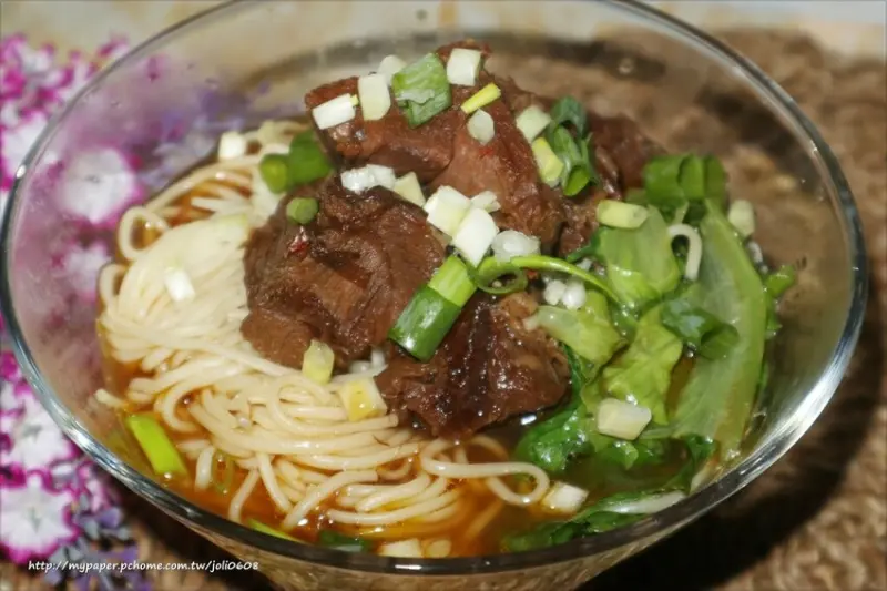 【昆琦私房料理】清燉牛肉湯&紅燒牛肉湯&招牌雙寶紅燒牛肉湯~雞骨和牛骨熬煮的湯底 牛肉大塊扎實飽滿 吃進嘴裡滿足在心底