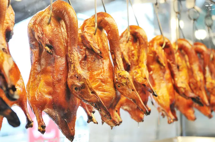 [台中好吃]宋記烤鴨外帶專賣店，一鴨二吃好滋味，外皮油亮酥脆，肉質軟嫩多汁，真的是讓人回味無窮