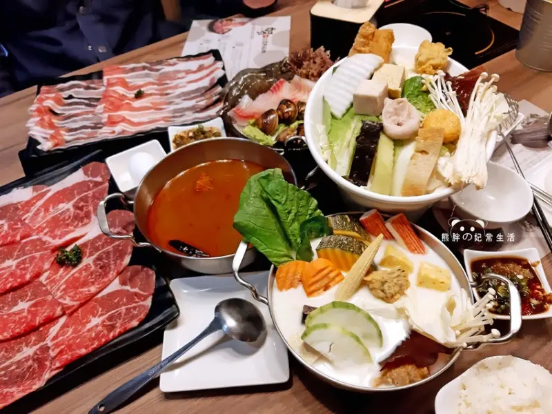 【桃園中壢】加分100%浜中特選昆布鍋物-中壢店，由北部南下展店的高評價火鍋店，菜盤份量十足，推薦白醬牛奶鍋，中壢美食餐廳