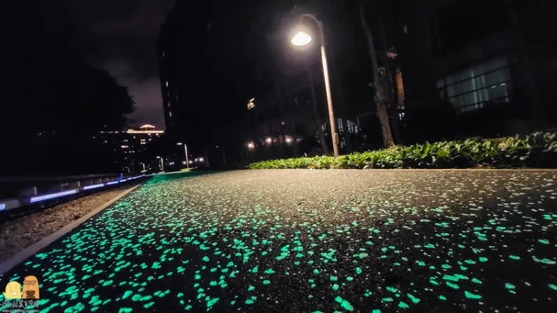2020桃園新夜拍景點！桃園最新藍眼淚 蓄光石星光步道，110公尺陸地版綠眼淚 - D&W-黑白雙搭-國內美食旅遊|情侶約會景點|生活3C開箱