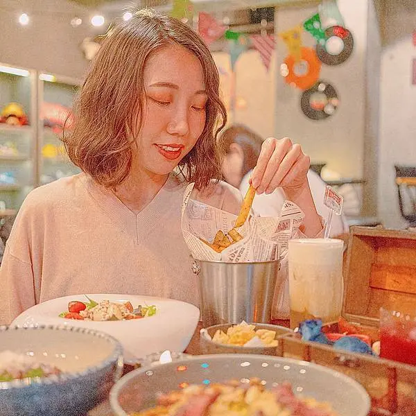 邊喝華麗浮誇調酒、邊享用美味的特色餐點 | 【台北 大安區】你覺得呢餐酒館