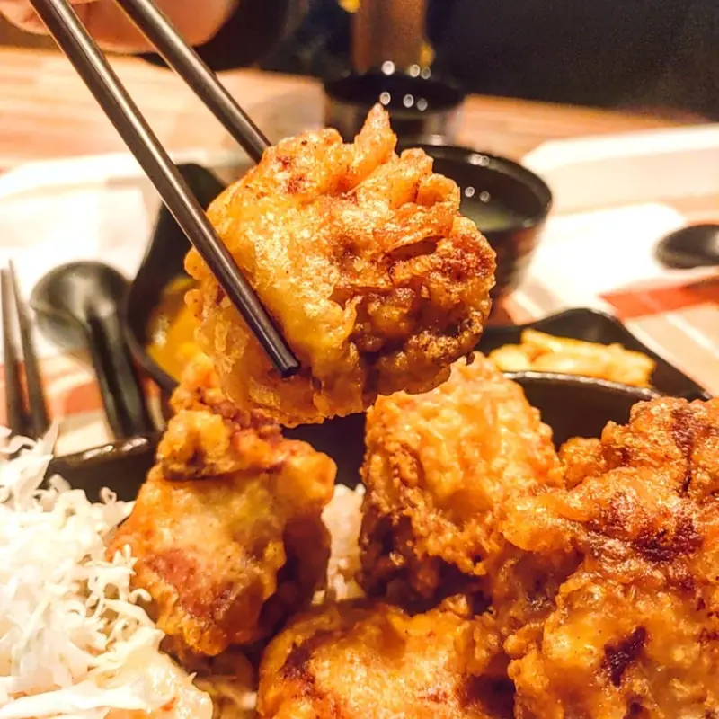 Taipei, Taiwan 丼匠信義誠品/ 唐揚雞外層酥脆，肉質鮮嫩多汁，一口咬下去，滿足感爆表‼️淋上日式咖喱，又是不一樣的風味。