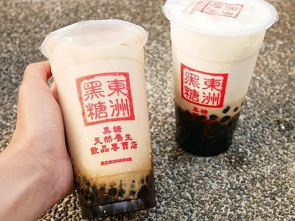 台中鐵鹿大街飲料下午茶推薦，南部超夯黑糖珍奶進駐台中囉，波霸、珍珠口感都好棒，還有爆漿泡芙也好吃-東洲黑糖