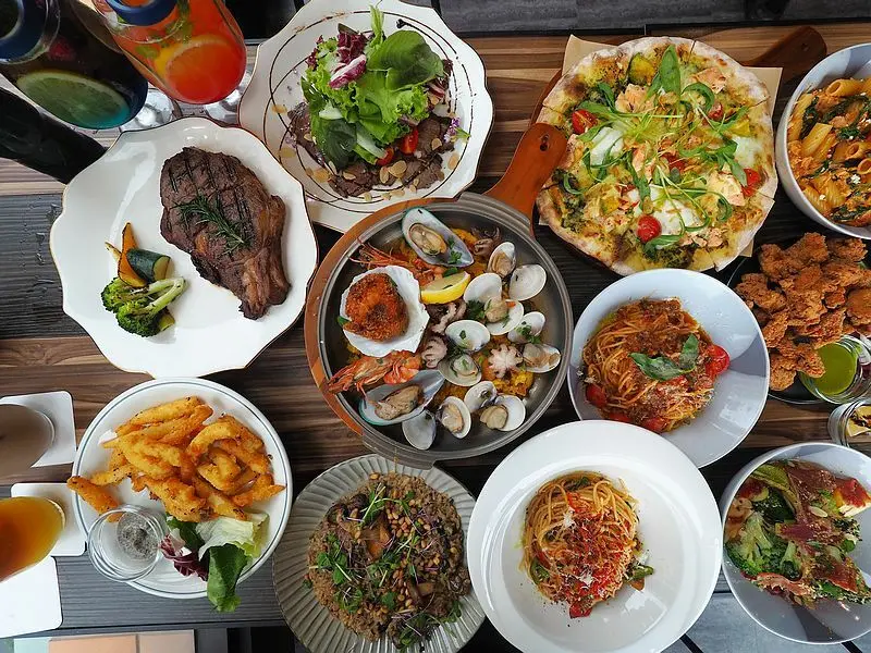 中茂新天地新開義式餐廳，15盎司牛排含套餐只要1280元，還有草莓手工披薩