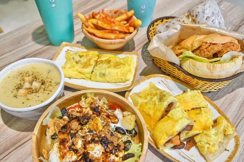 【台中北區早午餐推薦-日十健行店】文青風早餐店，餐點種類口味眾多，銅板價CP值超高！