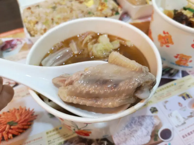 【新北板橋美食】江子翠麻油雞，綜合麻油雞配料豐富，湯頭鮮美不油膩，暖心又暖胃!(台北麻油雞/板橋麻油雞/江子翠美食)