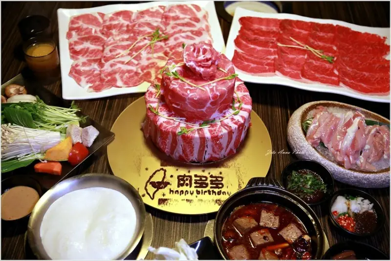 【高雄】肉多多火鍋 左營明誠店‧肉多多最新肉蛋糕只要499?賀厲害!!!!愛吃肉就點三層浮誇16oz肉蛋糕吃起來 還有最新爆炒鍋冬天吃也太棒了