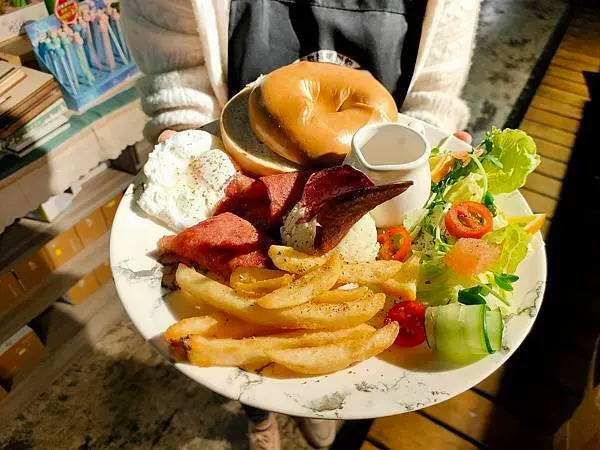 【台北】貝果控吃起來！全面美食大升級　「洋芋培根水波蛋+太妃糖拿鐵」實在太滿足了！