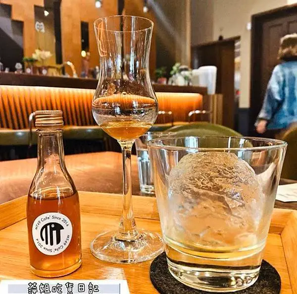 『 芒果樹49號咖啡店 』台中巷弄咖啡廳！超濃蜂蜜醋+手工䥣冰球！超好吃的巧克力鬆餅！