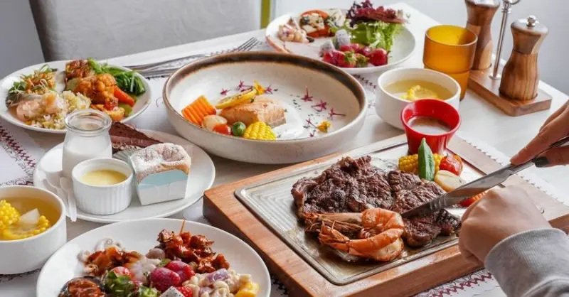 台中中央公園最美牛排餐廳推薦，還有熟食、水果、甜點、飲料、冰淇淋自助吧吃到飽！樂凱撒牛排餐廳 - 艾薇覓食趣