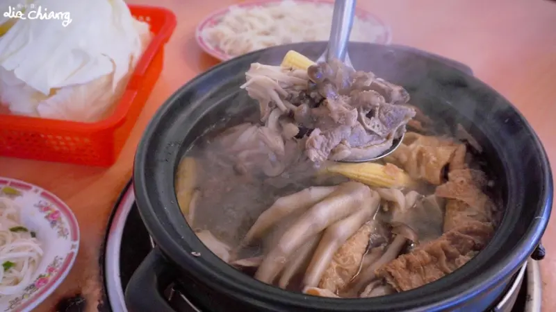 今天冷死我了！台中南區薑母鴨推薦_人很多，料多實在湯頭濃郁超好喝－帝一食補炭燒薑母鴨