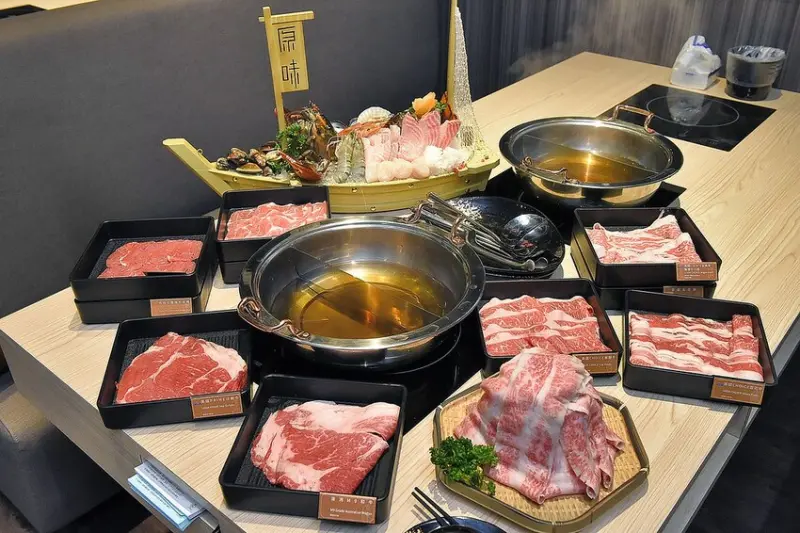 [台北中山] 四人同行送龍蝦！超霸氣海鮮船整艘上桌，草蝦干貝天使紅蝦、澳洲和牛安格斯牛小排無限供應吃到飽，啤酒無限暢飲，原味頂級和風鍋物！