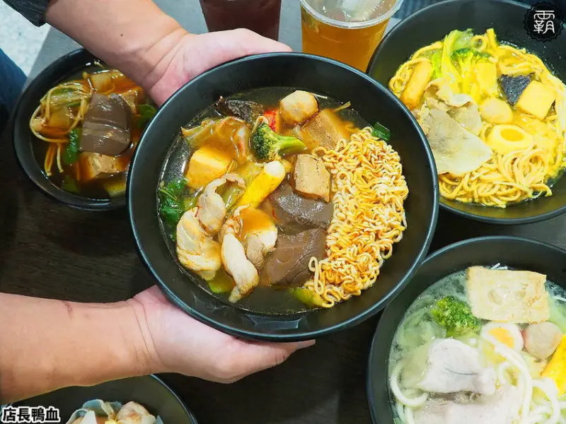 店長鴨血台中首店開張，滑嫩鴨血豆腐入味，湯頭清甜加麻加辣超過癮！