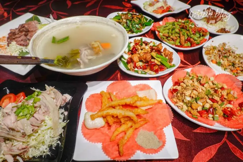 【台北美食｜ 完鍋子熱炒店-古色古香風格裝潢，下班後，一起穿越時空來市民大道聚餐吧!經典台式熱炒，東區台菜最佳選擇，搭配啤酒最對味。 - 1個媽咪2個寶