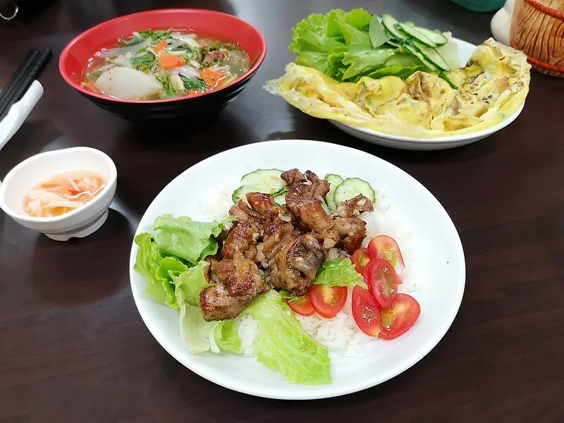 【新北板橋美食】清心越南風味小館，價格平價.口味又道地，最愛越式煎餅，沾上魚露或酸辣醬更加分!(台北越南料理/板橋越南料理/捷運新埔站美食)