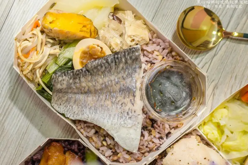 2021防疫便當︱健人餐廚　高雄最美便當店免運外送超甘心！家長只要盯小孩上網課等清爽健康餐送來就好啦！