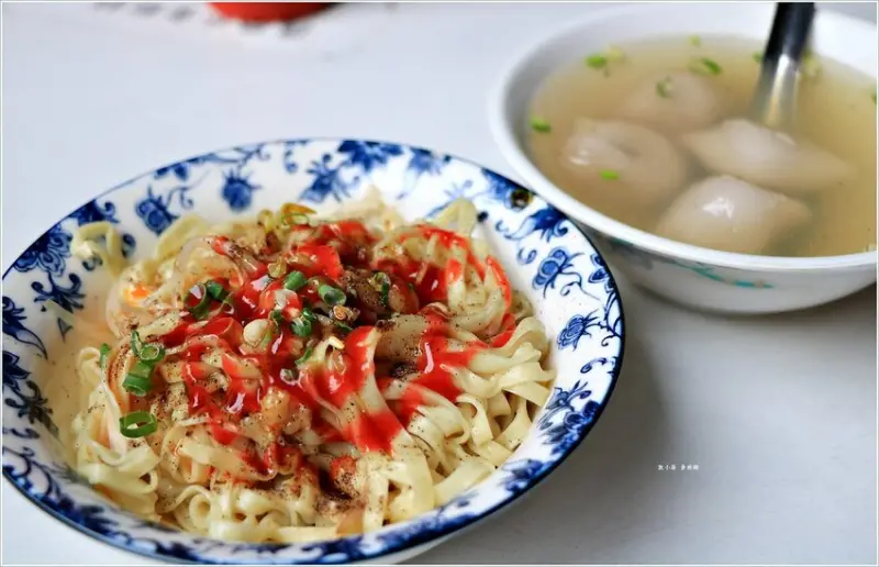【台中‧中區】陳家水晶餃 福州意麵‧第二市場必吃美食，水晶餃乾‧湯都好吃，再來一碗辣醬麵!!