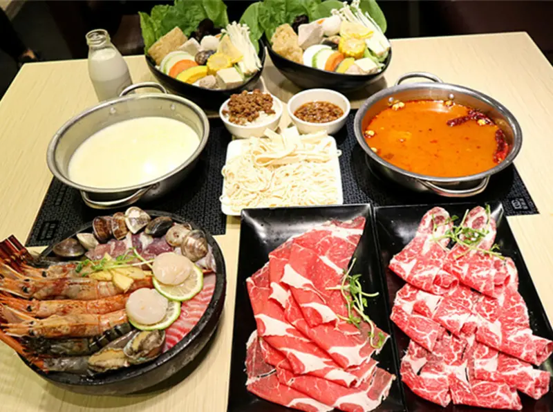 中山國小火鍋｜晴光商圈火鍋｜荖子鍋-台北林森店｜有自製新鮮製麵的樂趣｜Q彈麵條免費吃到飽｜環境幽雅舒適｜店名寓意湯底食材，多與蔬菜有關｜另寓老少咸宜！