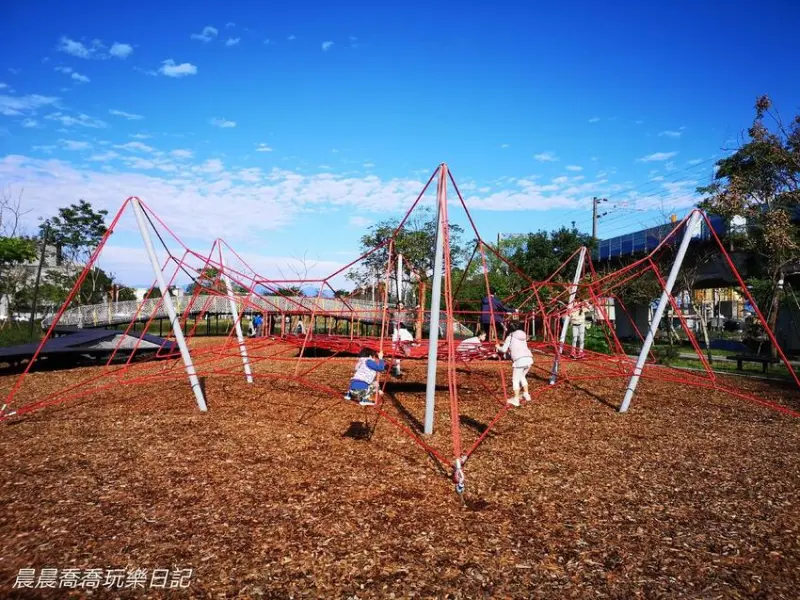 宜蘭最新特色公園！攀爬冒險區、沙坑探索區、木棧道、無縫彈性地坪、木屑舖設，一起發揮創意玩遊戲！就在【冬山鄉政公園】！