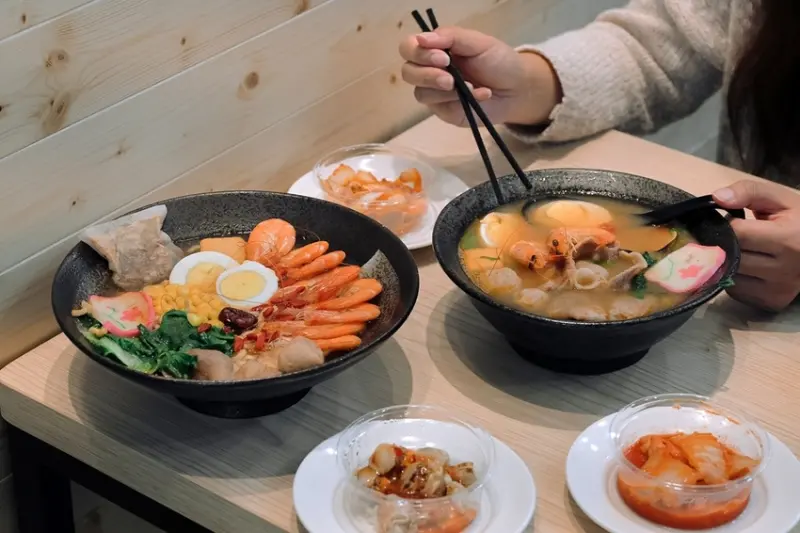 【台北美食】伊府將鍋燒-中山店：平價超值古早味意麵，天使紅蝦、大牡蠣、小龍蝦、藥膳蝦鍋物任你搭 /中山站美食
