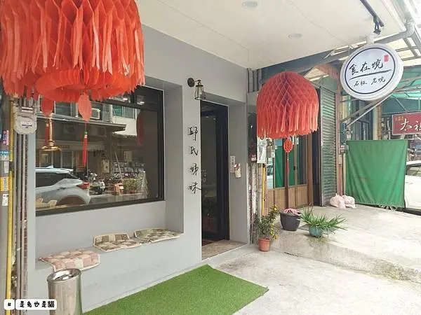 新竹竹東特別美食，平價石板烤肉只要150元就吃的到了哦！還有吃到飽的牛豬滷肉、豬肉滷肉、味噌湯料超多！跟吃肉一定要的特別醬料哦！