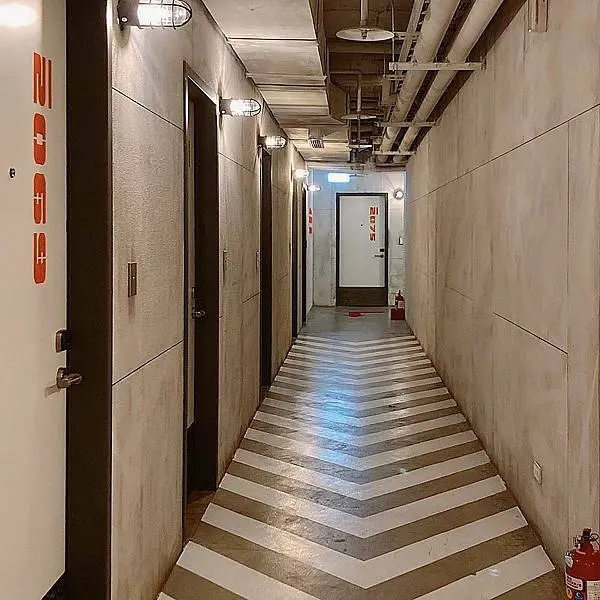 不只是復古住宿，也是古董博物館！早餐還附火鍋吃到飽～ | 【台北市萬華區-西門站】Hotel PAPA WHALE