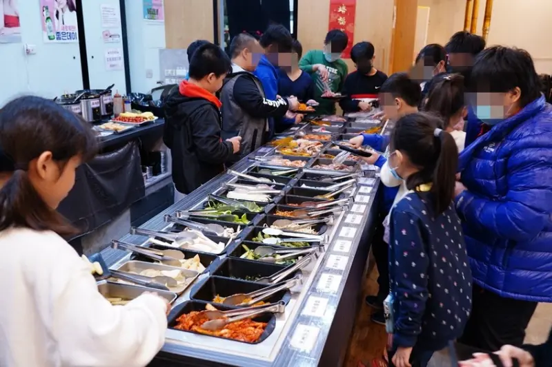 台中韓式烤肉吃到飽！烤肉、熱湯、小菜任你吃最低只要369元，周年慶期間還免收服務費～