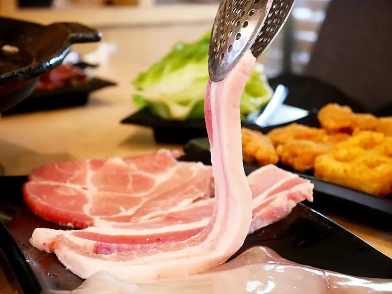 台中人氣韓式燒肉吃到飽，一個人369起還免服務費，都是原塊肉還有超多涼拌小菜和熟食隨便吃~肉鮮生