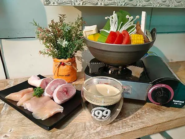 【台北火鍋】聖誕節夜晚來吃火鍋！　i99COFFEE「蒜香老母雞」聖誕節就是要吃雞　平價美味「雞肉多蒜味濃郁」好吃