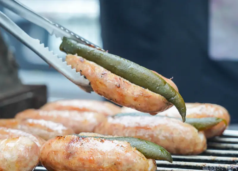 老闆霸氣 整個剝皮辣椒夾在香腸裡 3隻才100元 這樣吃超爽快 就在花蓮炸彈蔥油餅街旁邊 沈嬤嬤剝皮辣椒香腸