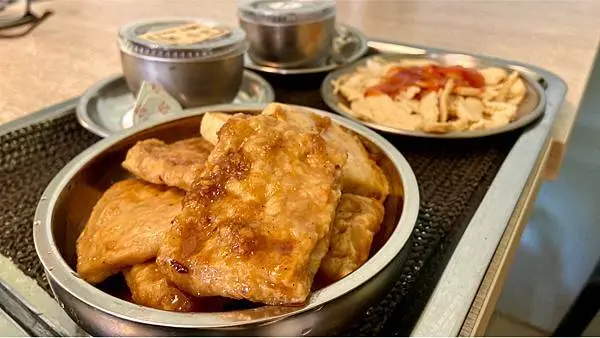 新竹.峨嵋-大姑姑香酥豆干，峨嵋湖邊的特色美食，一周只開三天看好時間別撲空!第一次吃到的特別口感，值得推薦的排隊美食!