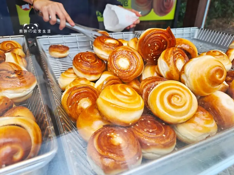 【台中南區】周記上海脆皮烤饅頭，第三市場附近的銅板美食，底部酥香微甜，麵體微香有嚼勁，每顆7元，顧客出手不手軟，台中美食推薦