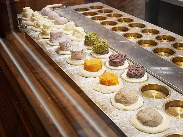 台中勤美爆漿車輪餅，新竹超人氣的車輪餅也開到台中了，芋頭、抹茶都超高人氣，但菜脯最讓我驚艷-青畑九號豆製所