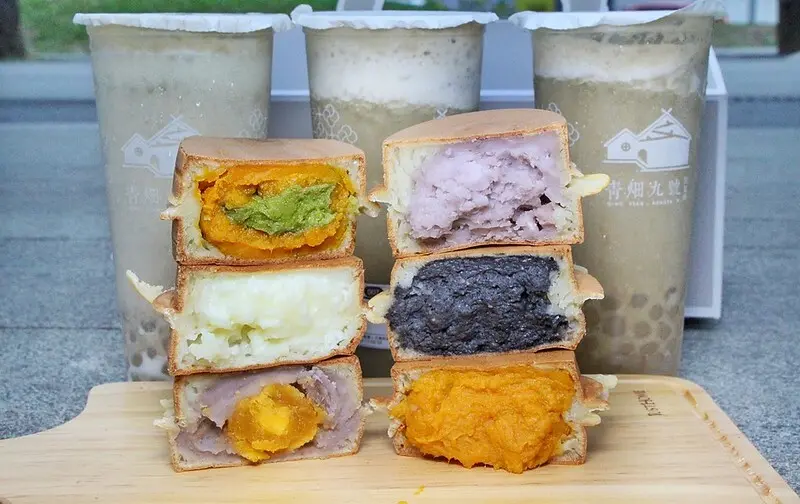 【青畑九號豆製所】爆餡7公分厚的浮誇紅豆餅正式插旗台中了! 青畑九號之前在台中的快閃店引起騷動，讓網民敲碗許願後正式在台中新開幕啦~~~