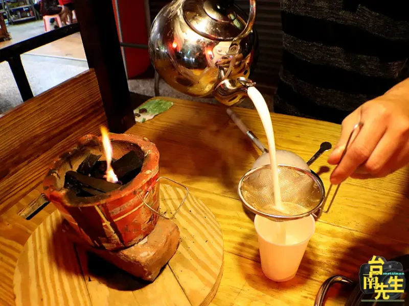 台南杏仁茶／晚上才營業只賣3小時／只賣一樣產品／每日限量60杯晚來喝不到／連網路地圖都找不到／炭火加熱甘醇香／天然食材熬煮／不含香精防腐劑