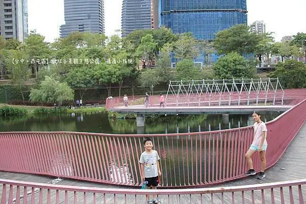 【台中。西屯】秋紅谷景觀生態公園。漫步在秋紅谷，彷彿走入了城市裡最浪漫的約會聖地，沿著環湖步道，來一趟浪漫之旅！