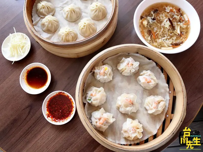 台南小籠湯包／自製麵糰不含防腐劑／嚴選當天採買新鮮豬肉／手工現包用料實在／天然健康無人工添加物／用餐時段必客滿