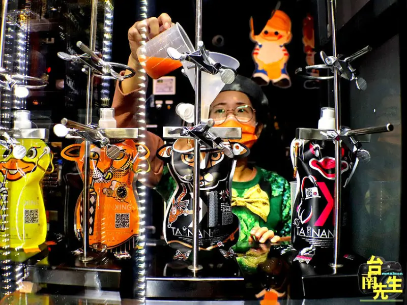 台南飲料店／超可愛造型瓶身設計／文創商品結合在地元素／大型互動電視牆／自動升降金光閃閃敞篷車／量身訂作RO淨水設備／超人氣打卡熱門景點