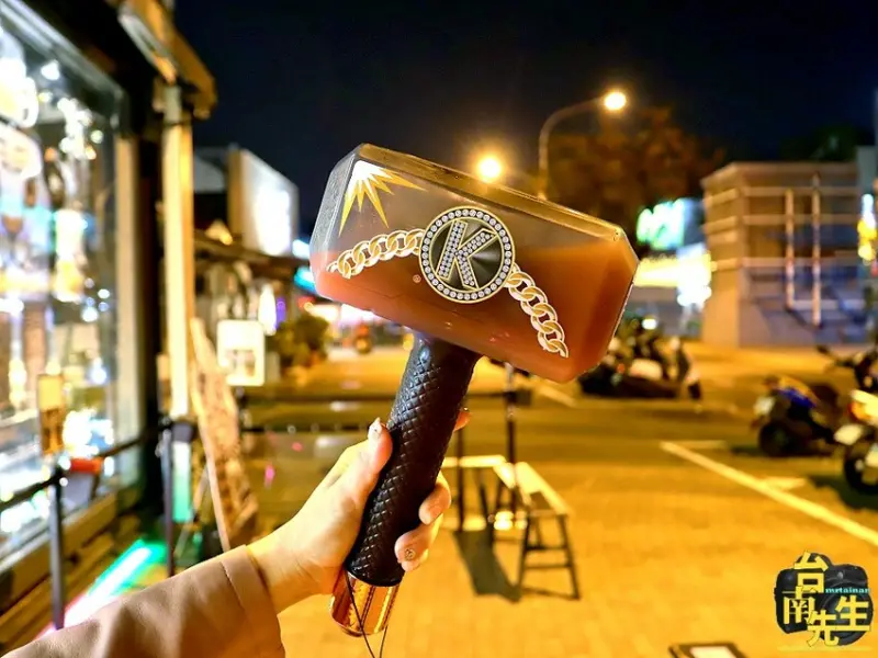 台南最時尚飲料店／買飲料還能變身雷神索爾／獨家設計造型瓶身／融入台南在地特色／大型互動電視牆／超人氣熱門打卡新景點／創意超有梗可愛又吸睛－「朕心加加」