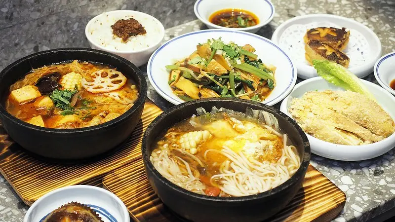 漢神巨蛋精緻好吃蔬食料理【五梅先生 巨蛋店】推麻辣臭豆腐，香臭香香！（附完整菜單價位）│高雄素食餐廳推薦