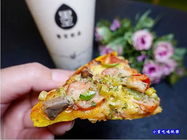 台中養生手搖飲/金典綠園道美食/11PARK【墨忘初衷 台中金典店】手作料多"薑黃德式香腸披薩"豐富膳食纖維"墨耳拿鐵"酸甘甜"蔓檸纖籽"好